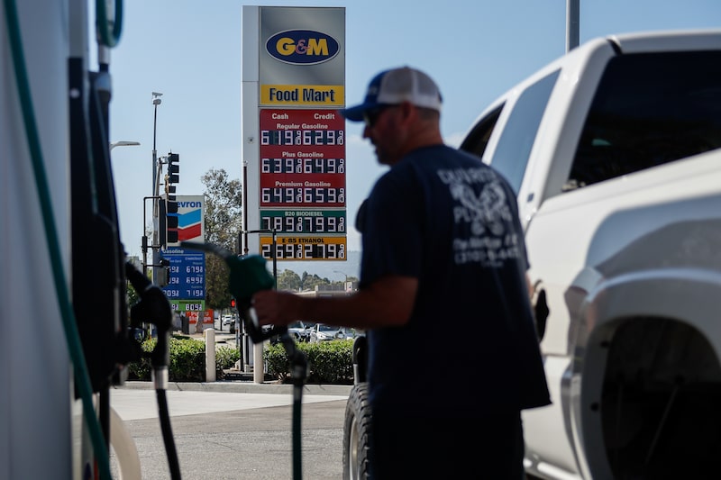 Un letrero muestra los precios de la gasolina sin plomo y el gasóleo mientras un conductor repostaba en una gasolinera de Torrance, California. Un letrero muestra los precios de la gasolina sin plomo y el gasóleo mientras un conductor repostaba en una gasolinera de Torrance, California.