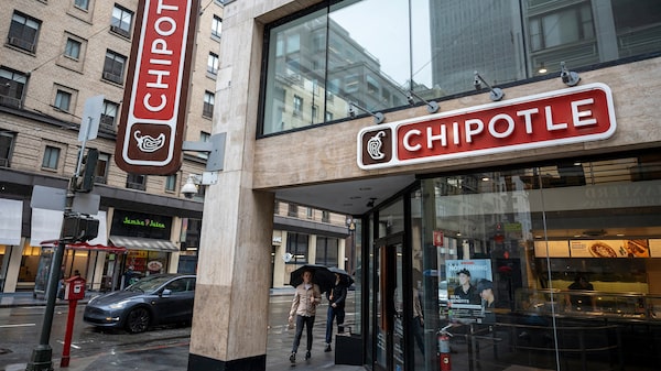 Acciones de Chipotle se disparan hasta 8% tras reporte de posible compra por parte de Starbucks Acciones de Chipotle se disparan hasta 8% tras reporte de posible compra por parte de Starbucks