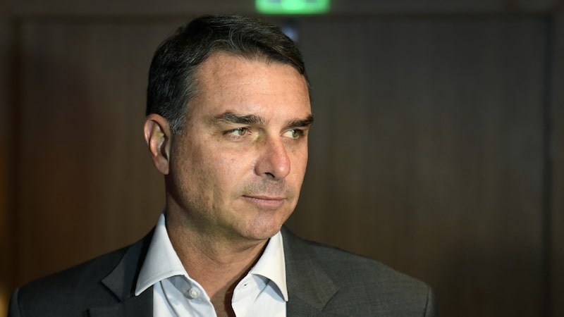 AtlasIntel: Flávio Bolsonaro ultrapassa Lula e lidera em eventual segundo turno AtlasIntel: Flávio Bolsonaro ultrapassa Lula e lidera em eventual segundo turno