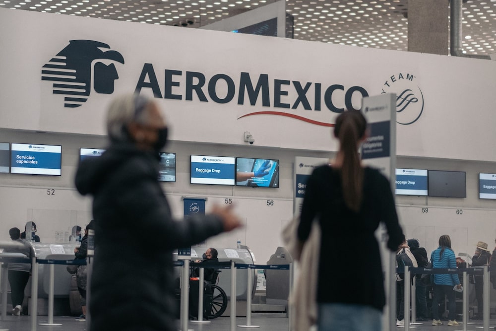 Señalización de Aeroméxico en el Aeropuerto Internacional Benito Juárez (MEX), en la Ciudad de México. Señalización de Aeroméxico en el Aeropuerto Internacional Benito Juárez (MEX), en la Ciudad de México.