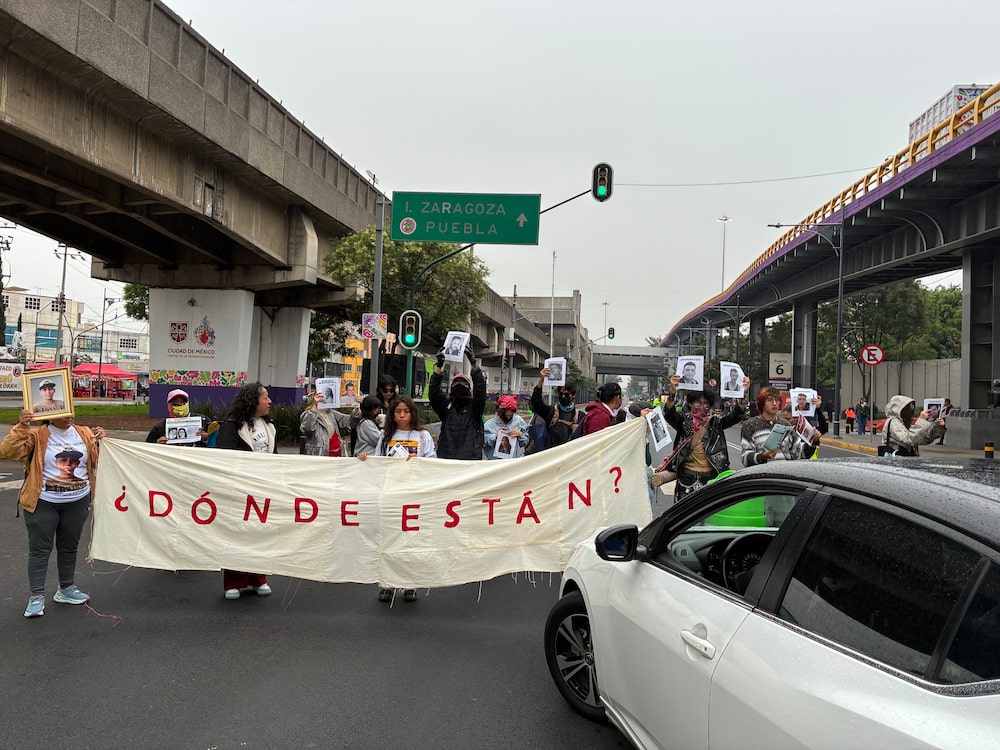 Una protesta de familiares y amigos de personas desparecidas en inmediaciones de Ciudad Deportiva, Utopía Mixiuhca, donde se exhibe el Trofeo Original de la Copa del Mundo de la FIFA, en Ciudad de México, el viernes 5 de junio de 2026. Una protesta de familiares y amigos de personas desparecidas en inmediaciones de Ciudad Deportiva, Utopía Mixiuhca, donde se exhibe el Trofeo Original de la Copa del Mundo de la FIFA, en Ciudad de México, el viernes 5 de junio de 2026.