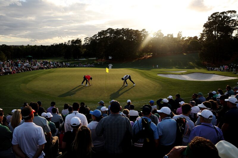 Jordan Spieth e Sahith Theegala marcam sua bola no nono green durante a primeira rodada do Torneio Masters de 2024 no Augusta National Golf Club em Augusta, Geórgia, em 11 de abril. Foto: Warren Little/Getty Images Jordan Spieth e Sahith Theegala marcam sua bola no nono green durante a primeira rodada do Torneio Masters de 2024 no Augusta National Golf Club em Augusta, Geórgia, em 11 de abril. Foto: Warren Little/Getty Images