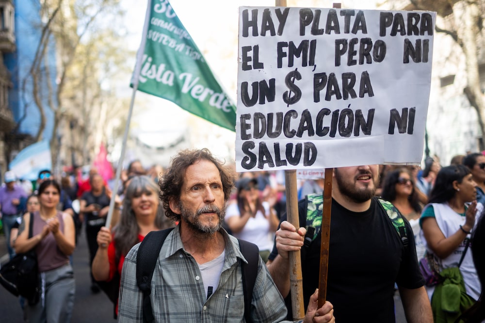 Manifestantes protestan tras el veto del gobierno de Milei al proyecto de ley de financiamiento universitario. Manifestantes protestan tras el veto del gobierno de Milei al proyecto de ley de financiamiento universitario.
