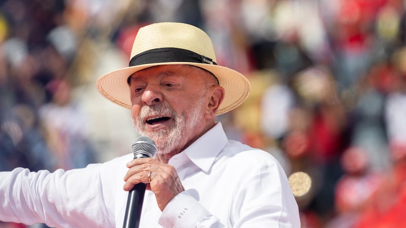 Lula inicia sua última campanha como favorito à presidência nas pesquisas eleitorais Lula inicia sua última campanha como favorito à presidência nas pesquisas eleitorais