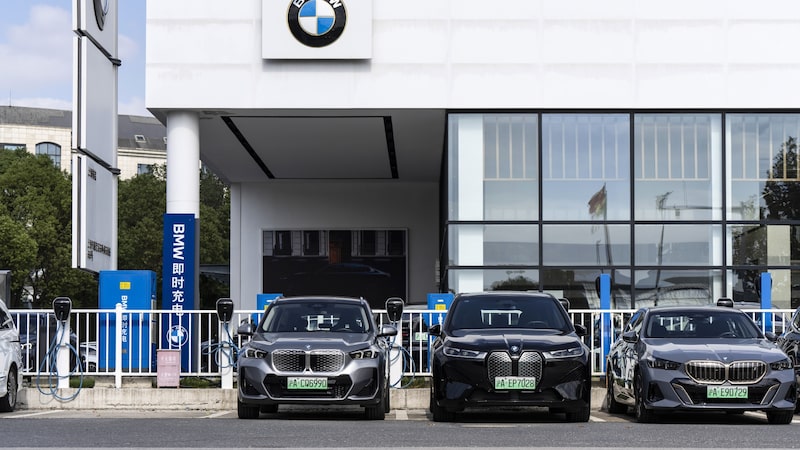 Crise e concorrência na China derrubam vendas de BMW e Volkswagen Crise e concorrência na China derrubam vendas de BMW e Volkswagen