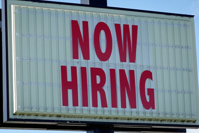 Outdoor com os dizeres "Now Hiring" ("Contratando", em tradução livre) Outdoor com os dizeres "Now Hiring" ("Contratando", em tradução livre)