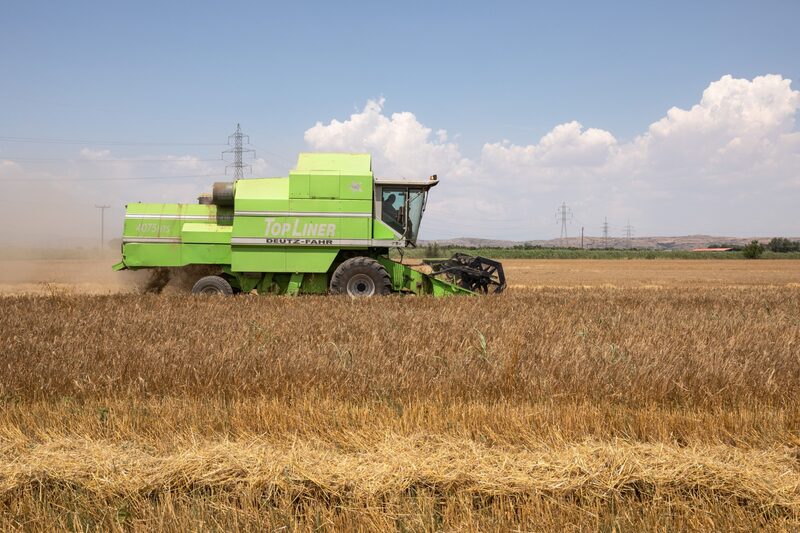 Una cosechadora corta un campo de trigo en Polykastro, Grecia, el viernes 1 de julio de 2022. Fotógrafo: Konstantinos Tsakalidis/Bloomberg Una cosechadora corta un campo de trigo en Polykastro, Grecia, el viernes 1 de julio de 2022. Fotógrafo: Konstantinos Tsakalidis/Bloomberg