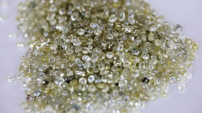 Gigante do setor de diamantes corta preços depois de queda nas vendas Gigante do setor de diamantes corta preços depois de queda nas vendas