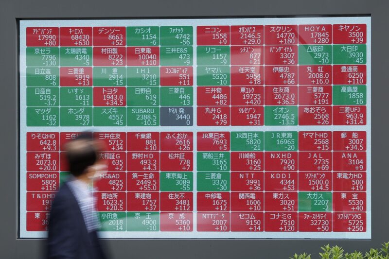 Um quadro eletrônico fora de uma empresa de valores mobiliários em Tóquio, Japão Um quadro eletrônico fora de uma empresa de valores mobiliários em Tóquio, Japão