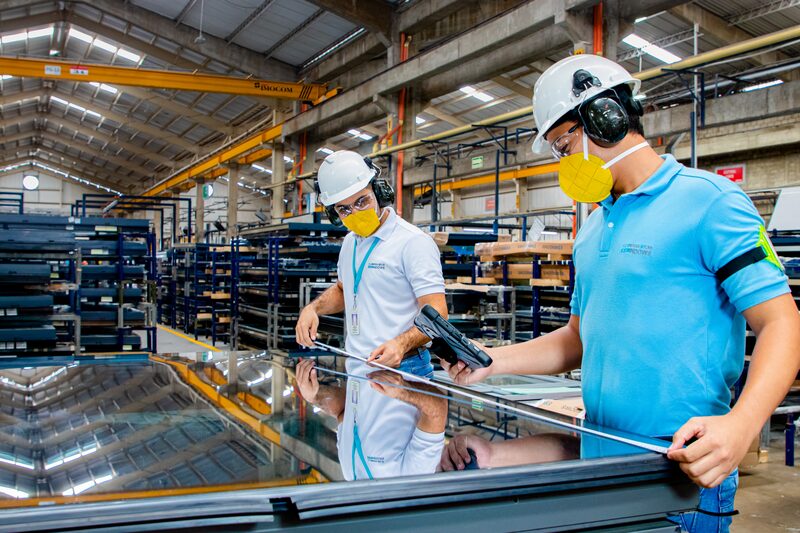Trabajadores de la compañía en la planta de producción en Barranquilla. Trabajadores de la compañía en la planta de producción en Barranquilla.