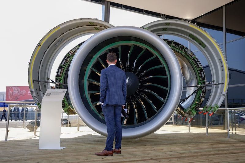 Un asistente mira un modelo de un motor Pratt & Whitney GTF el día de la inauguración del Salón Aeronáutico Internacional de Farnborough en Farnborough, Reino Unido, el lunes 18 de julio de 2022. Fotógrafo: Jason Alden/Bloomberg Un asistente mira un modelo de un motor Pratt & Whitney GTF el día de la inauguración del Salón Aeronáutico Internacional de Farnborough en Farnborough, Reino Unido, el lunes 18 de julio de 2022. Fotógrafo: Jason Alden/Bloomberg
