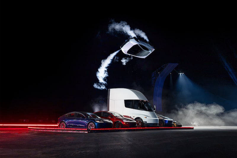 El Tesla Roadster realiza una maniobra aérea mediante propulsores durante una presentación de la compañía, frente a otros modelos de la marca, incluido el camión eléctrico Semi. El Tesla Roadster realiza una maniobra aérea mediante propulsores durante una presentación de la compañía, frente a otros modelos de la marca, incluido el camión eléctrico Semi.