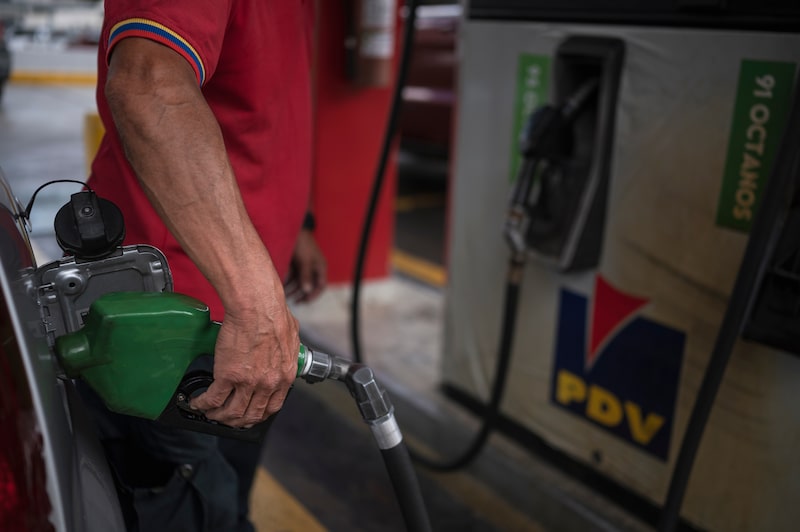 Un empleado llena el tanque de un vehículo en una gasolinera de Petróleos de Venezuela en Caracas, Venezuela. Un empleado llena el tanque de un vehículo en una gasolinera de Petróleos de Venezuela en Caracas, Venezuela.