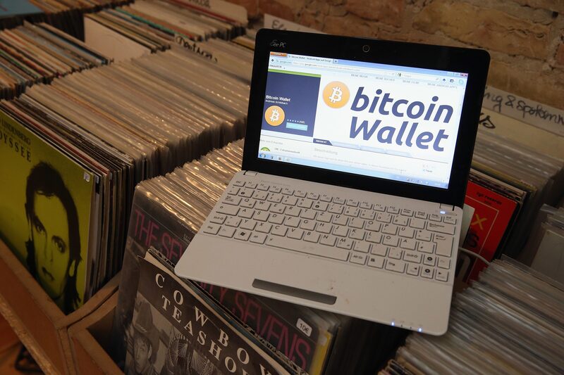 Un sitio web con una billetera digital en una laptop. Un sitio web con una billetera digital en una laptop.