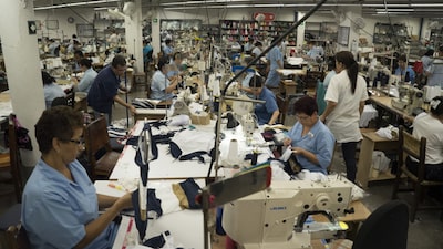 América Latina requiere cuatro trabajadores para producir lo mismo que un estadounidense América Latina requiere cuatro trabajadores para producir lo mismo que un estadounidense