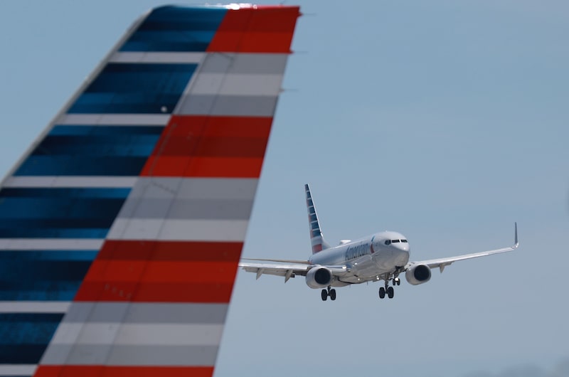 Un avión de American Airlines se prepara para aterrizar en el Aeropuerto Internacional de Miami, en Florida. Un avión de American Airlines se prepara para aterrizar en el Aeropuerto Internacional de Miami, en Florida.