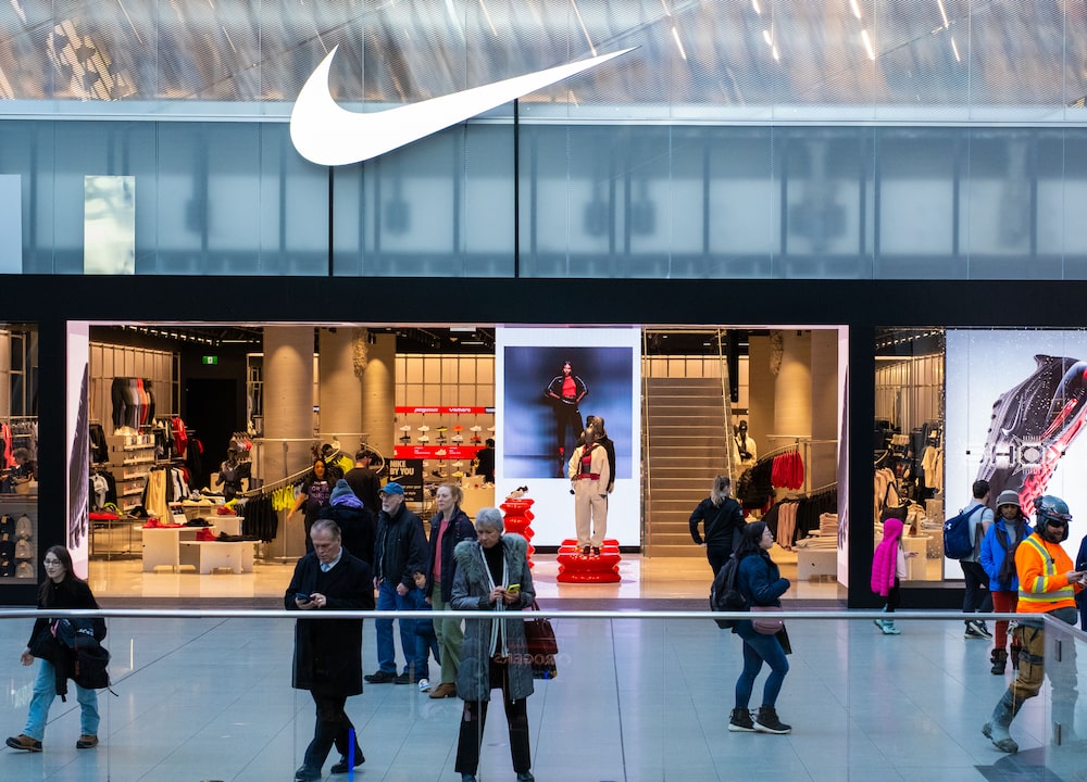 Clientes a las afueras de una tienda Nike.
Fotógrafo: Adetona Omokanye/Bloomberg Clientes a las afueras de una tienda Nike.
Fotógrafo: Adetona Omokanye/Bloomberg