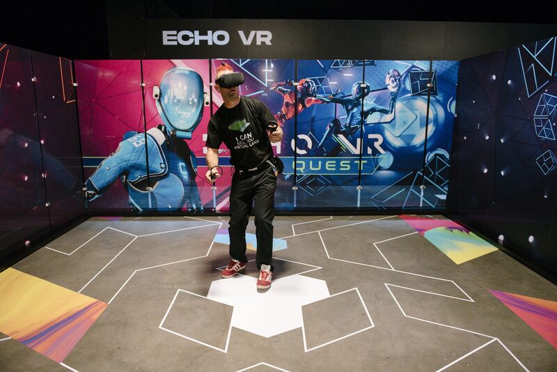 Um usuário da Oculus com um headset VR. Um usuário da Oculus com um headset VR.