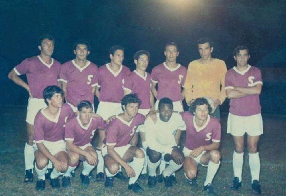 En 1972, tras casi un año de negociaciones, don Ricardo Saprissa, junto al directivo Enrique Weisleder, lograron cerrar el negocio con el Santos para que su gira por América incluyera una visita a Costa Rica. En 1972, tras casi un año de negociaciones, don Ricardo Saprissa, junto al directivo Enrique Weisleder, lograron cerrar el negocio con el Santos para que su gira por América incluyera una visita a Costa Rica.