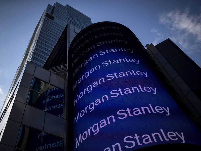 Señalización digital de Morgan Stanley en el exterior de la sede de la empresa en Nueva York. Señalización digital de Morgan Stanley en el exterior de la sede de la empresa en Nueva York.