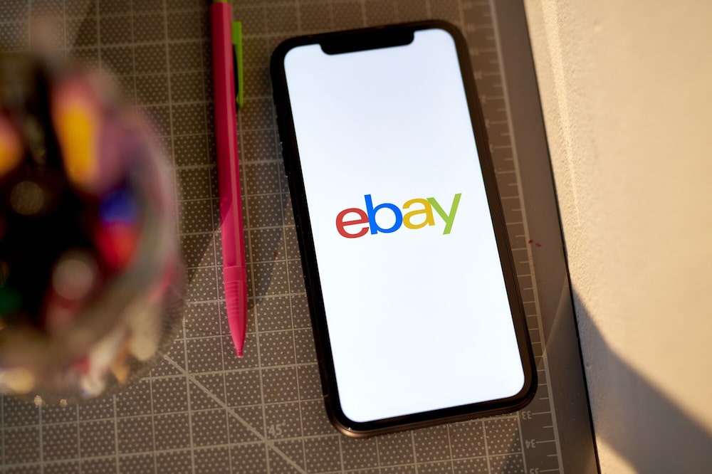 El logotipo de eBay en un teléfono inteligente colocado en Nueva York. El logotipo de eBay en un teléfono inteligente colocado en Nueva York.