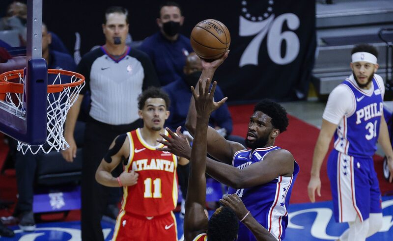 Joel Embiid lanza sobre Clint Capela, de los Atlanta Hawks, durante el quinto partido de las semifinales de la Conferencia Este en Filadelfia, el 16 de junio. Joel Embiid lanza sobre Clint Capela, de los Atlanta Hawks, durante el quinto partido de las semifinales de la Conferencia Este en Filadelfia, el 16 de junio.