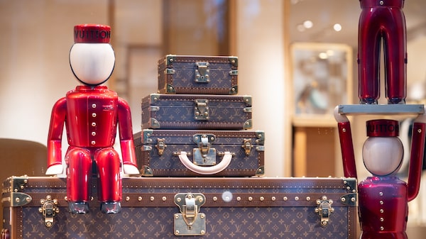 Natal fraco e projeções tímidas da LVMH frustram aposta na retomada do mercado de luxo Natal fraco e projeções tímidas da LVMH frustram aposta na retomada do mercado de luxo