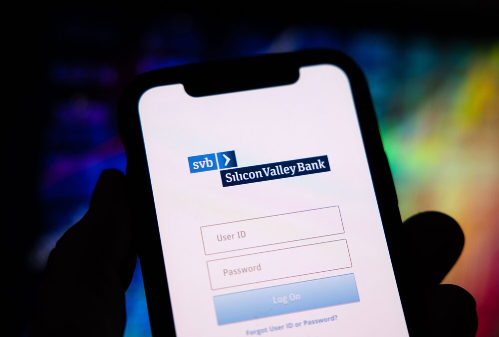 Una persona acceder a Silicon Valley Bank desde una app en un teléfono móvil. Fotógrafo: Andrey Rudakov/Bloomberg Una persona acceder a Silicon Valley Bank desde una app en un teléfono móvil. Fotógrafo: Andrey Rudakov/Bloomberg
