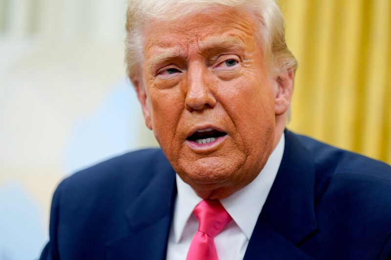 Una demanda similar fue presentada por organizaciones sin fines de lucro que representan a latinos, familias de militares y estudiantes universitarios. Una demanda similar fue presentada por organizaciones sin fines de lucro que representan a latinos, familias de militares y estudiantes universitarios.