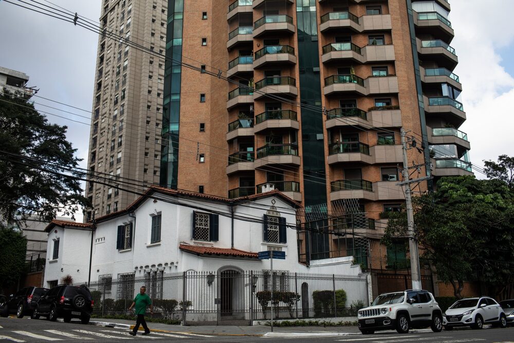 Un edificio de apartamentos de lujo en el barrio Vila Nova Conceição de São Paulo, Brasil. Un edificio de apartamentos de lujo en el barrio Vila Nova Conceição de São Paulo, Brasil.