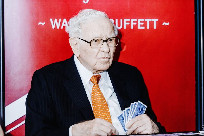 Warren Buffet, presidente y director ejecutivo de Berkshire Hathaway Inc, juega al bridge en un evento al margen de la reunión anual de accionistas de Berkshire Hathaway en Omaha, Nebraska, Estados Unidos, el domingo 6 de mayo de 2019. Warren Buffet, presidente y director ejecutivo de Berkshire Hathaway Inc, juega al bridge en un evento al margen de la reunión anual de accionistas de Berkshire Hathaway en Omaha, Nebraska, Estados Unidos, el domingo 6 de mayo de 2019.