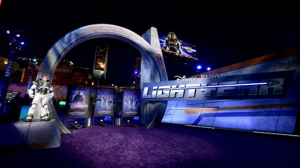 Singapur prohíbe “Lightyear” de Disney a público infantil por beso entre mujeres Singapur prohíbe “Lightyear” de Disney a público infantil por beso entre mujeres