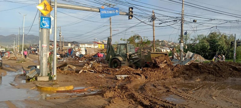 Ejército mexicano implementa el Plan DN-III que incluye remover escombros y rehabilitar vialidades en el puerto de Acapulco tras el paso del huracán Otis el 25 de octubre de 2023 Ejército mexicano implementa el Plan DN-III que incluye remover escombros y rehabilitar vialidades en el puerto de Acapulco tras el paso del huracán Otis el 25 de octubre de 2023