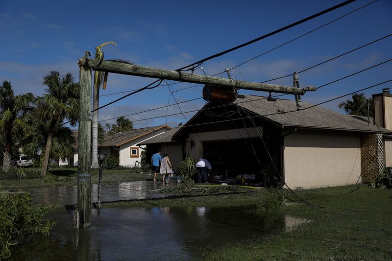 Un poste roto en una calle inundada tras el paso del huracán Ian por Fort Myers, Florida, EE.UU., el jueves 29 de septiembre de 2022. Un poste roto en una calle inundada tras el paso del huracán Ian por Fort Myers, Florida, EE.UU., el jueves 29 de septiembre de 2022.