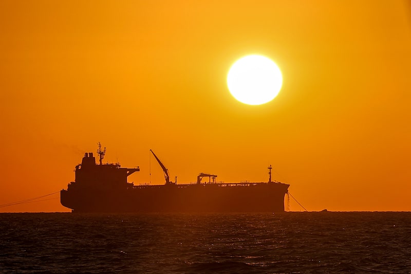 Iranian Army Detains Oil Tanker for Violations, Tasnim Reports Iranian Army Detains Oil Tanker for Violations, Tasnim Reports