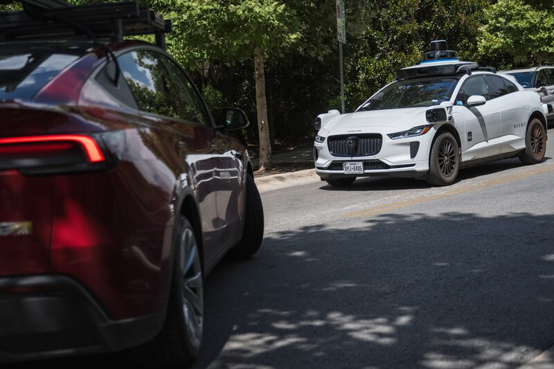 Un taxi autónomo Waymo, a la derecha, y un vehículo que Tesla está utilizando para pruebas de robotaxi en Austin el 20 de junio. Fotógrafo: Eli Hartman/Bloomberg. Un taxi autónomo Waymo, a la derecha, y un vehículo que Tesla está utilizando para pruebas de robotaxi en Austin el 20 de junio. Fotógrafo: Eli Hartman/Bloomberg.