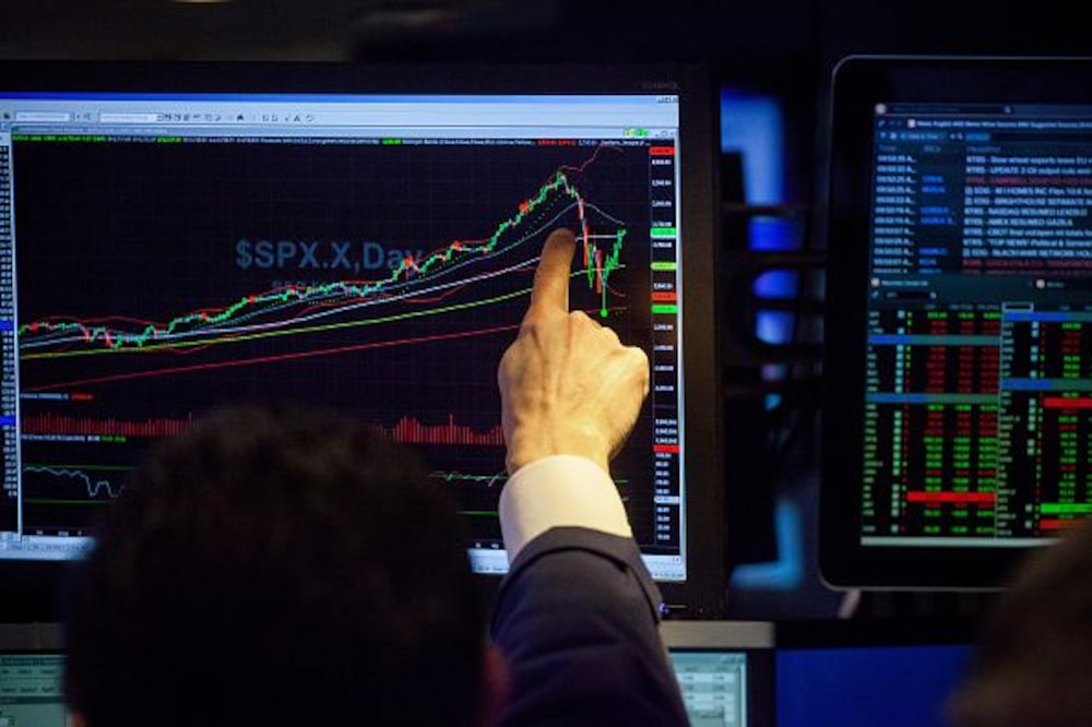 Un operador señala una pantalla que muestra un gráfico del índice S&P 500 (SPX) en el parqué de la Bolsa de Nueva York. Un operador señala una pantalla que muestra un gráfico del índice S&P 500 (SPX) en el parqué de la Bolsa de Nueva York.