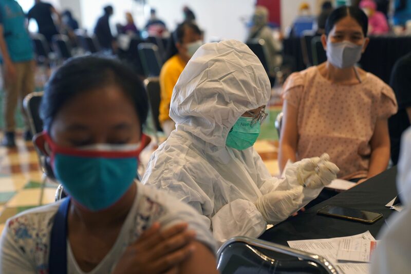 La mayor economía del sudeste asiático se ha convertido en un nuevo epicentro mundial del virus tras superar a Brasil e India en el recuento diario de casos y muertes a principios de este mes. La mayor economía del sudeste asiático se ha convertido en un nuevo epicentro mundial del virus tras superar a Brasil e India en el recuento diario de casos y muertes a principios de este mes.