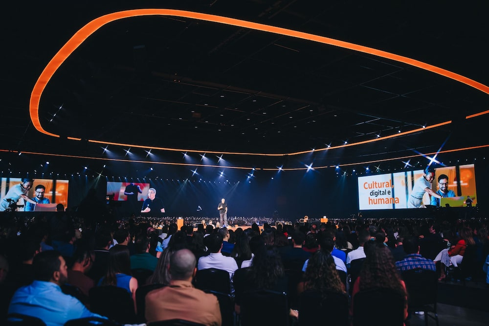 O CEO do Itaú, Milton Maluhy Filho, no evento Itaú em Movimento no começo de novembro, com milhares de profissionais do banco, sobre a cultura corporativa (Foto: Divulgação) O CEO do Itaú, Milton Maluhy Filho, no evento Itaú em Movimento no começo de novembro, com milhares de profissionais do banco, sobre a cultura corporativa (Foto: Divulgação)