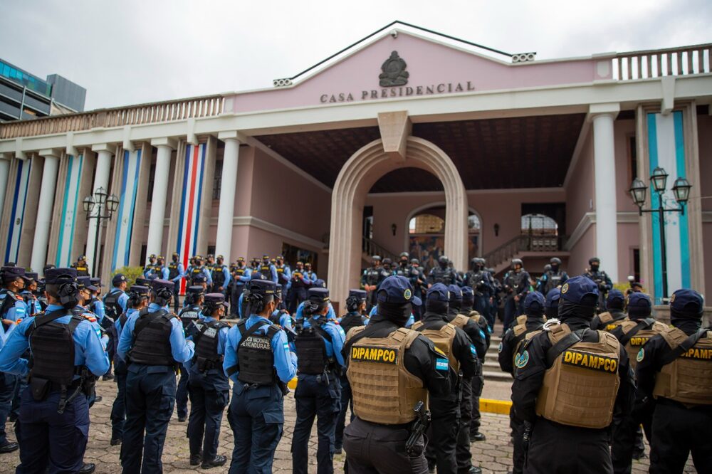 Elementos de seguridad afuera de Casa Presidencial en el lanzamiento del Plan Integral Contra la Extorsión. Elementos de seguridad afuera de Casa Presidencial en el lanzamiento del Plan Integral Contra la Extorsión.