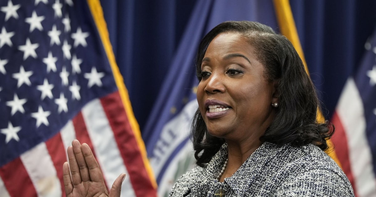 Trump pide frenar el fallo que bloquea el despido de Lisa Cook ...