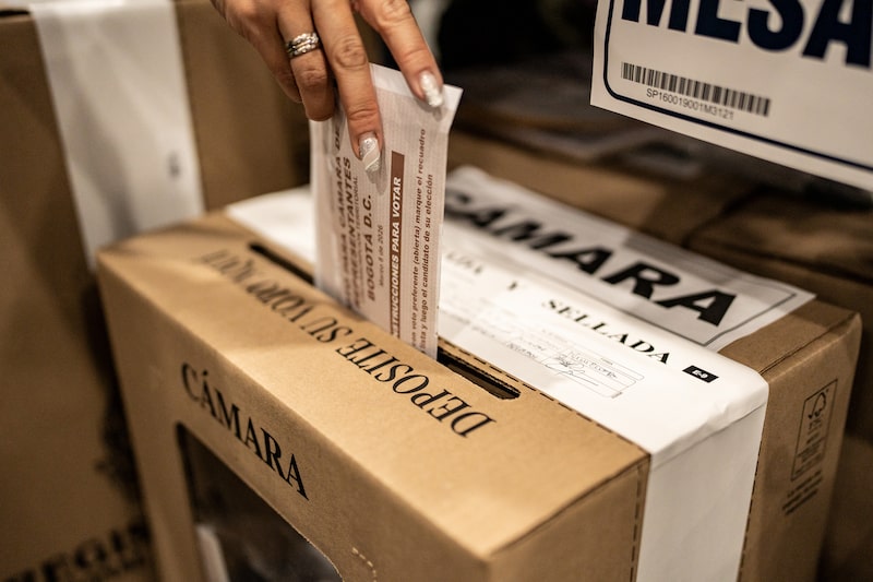 Un votante deposita su voto en un puesto de votación en Bogotá en marzo. Fotógrafa: Nathalia Angarita/Bloomberg. Un votante deposita su voto en un puesto de votación en Bogotá en marzo. Fotógrafa: Nathalia Angarita/Bloomberg.