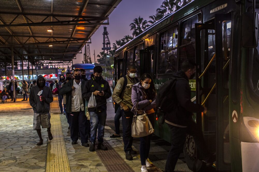 Un flujo constante de autobuses transporta a los trabajadores hacia y desde el astillero en Anrgra dos Reis, Brasil. Fotógrafo: Dado Galdieri/Bloomberg Un flujo constante de autobuses transporta a los trabajadores hacia y desde el astillero en Anrgra dos Reis, Brasil. Fotógrafo: Dado Galdieri/Bloomberg
