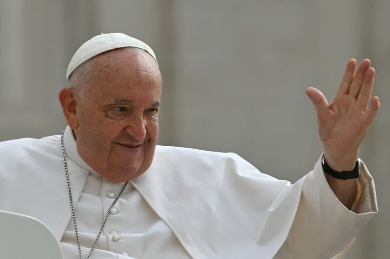 El papa Francisco está “atento y receptivo” mientras sigue hospitalizado por neumonía. El papa Francisco está “atento y receptivo” mientras sigue hospitalizado por neumonía.