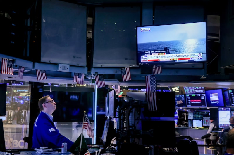 En la sala de la Bolsa de Nueva York, un televisor retransmite noticias sobre la guerra en Irán. En la sala de la Bolsa de Nueva York, un televisor retransmite noticias sobre la guerra en Irán.