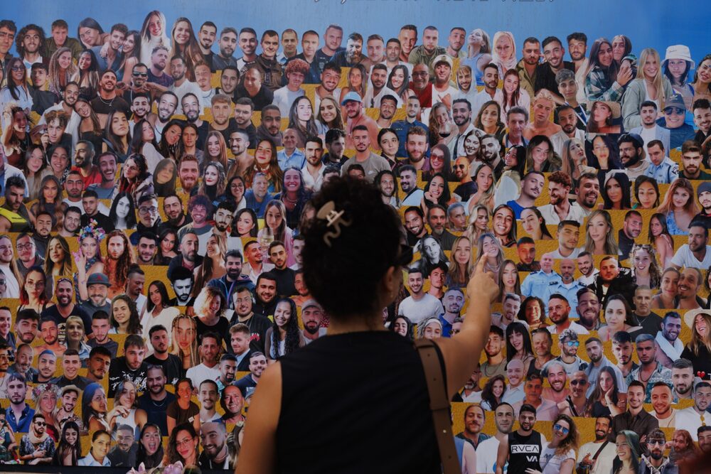 Un mural que muestra a las víctimas de un ataque de Hamás el 7 de octubre de 2023, cerca del kibutz Reim, en el sur de Israel. Un mural que muestra a las víctimas de un ataque de Hamás el 7 de octubre de 2023, cerca del kibutz Reim, en el sur de Israel.