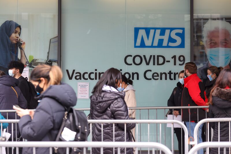 Visitantes hacen fila para recibir la vacuna contra el Covid-19, en un centro de vacunación del Servicio Nacional de Salud en Romford, Reino Unido Visitantes hacen fila para recibir la vacuna contra el Covid-19, en un centro de vacunación del Servicio Nacional de Salud en Romford, Reino Unido
