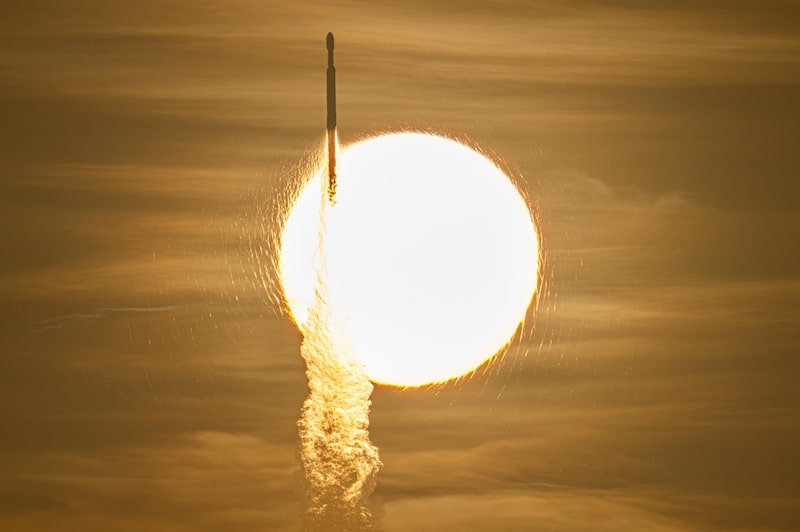 Se observa un cohete Falcon Heavy de SpaceX, con el telescopio Nancy Grace Roman de la NASA a bordo, transitando frente al Sol durante su lanzamiento desde el Complejo de Lanzamiento 39A, el domingo 30 de agosto de 2026, en el Centro Espacial Kennedy de la NASA, en Florida. Se observa un cohete Falcon Heavy de SpaceX, con el telescopio Nancy Grace Roman de la NASA a bordo, transitando frente al Sol durante su lanzamiento desde el Complejo de Lanzamiento 39A, el domingo 30 de agosto de 2026, en el Centro Espacial Kennedy de la NASA, en Florida.
