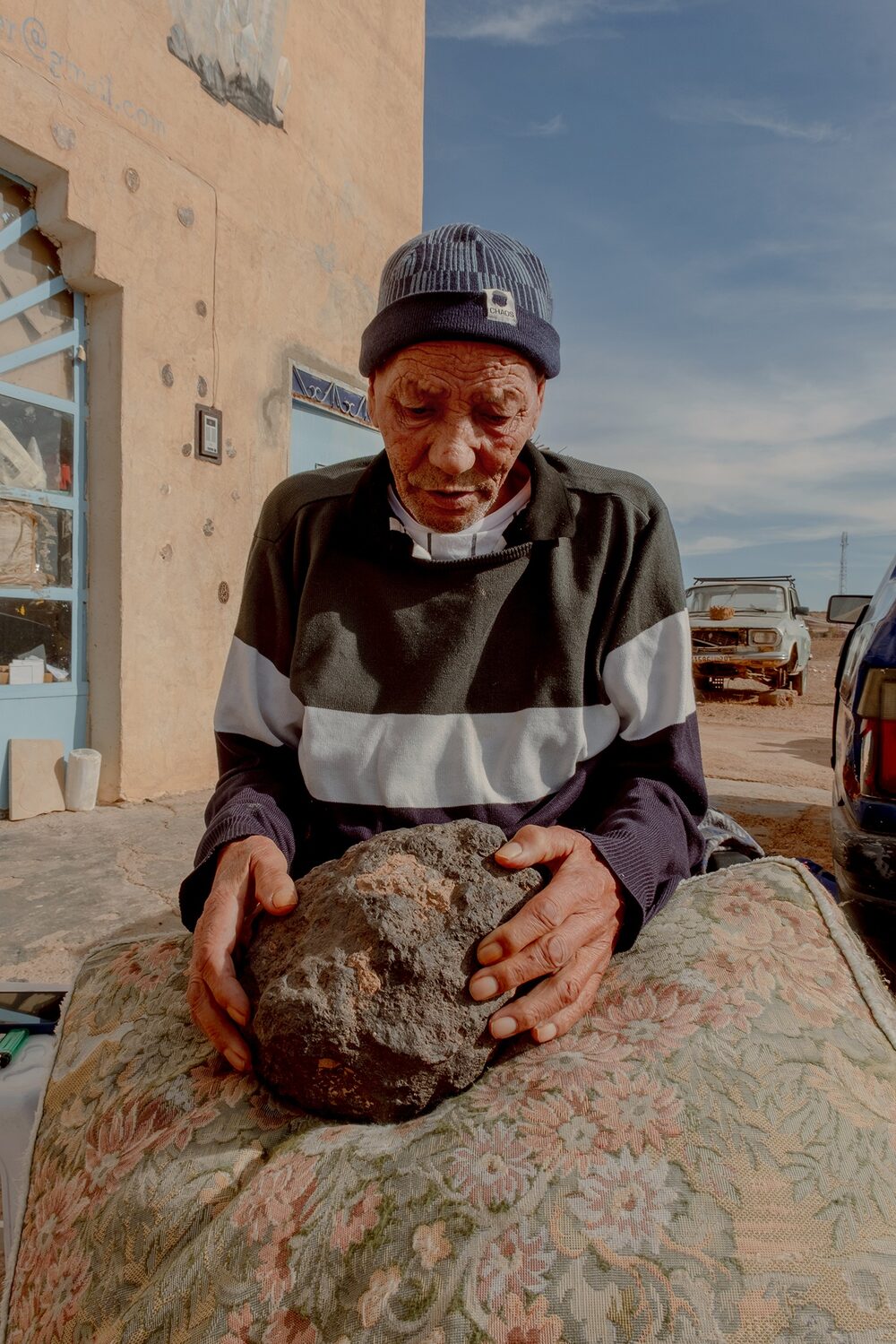 Said Jagouj em frente a uma loja de meteoritos. Fotógrafo: Yassine Sellame/Bloomberg Said Jagouj em frente a uma loja de meteoritos. Fotógrafo: Yassine Sellame/Bloomberg