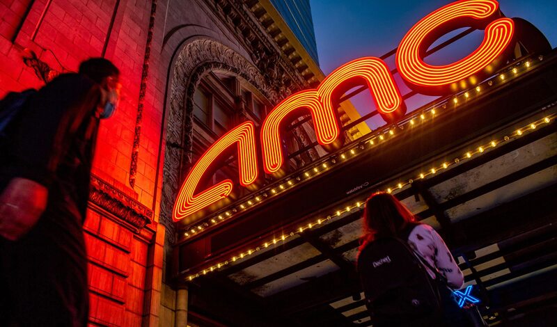 Unos peatones pasan delante de un cine AMC en el barrio neoyorquino de Times Square. Unos peatones pasan delante de un cine AMC en el barrio neoyorquino de Times Square.